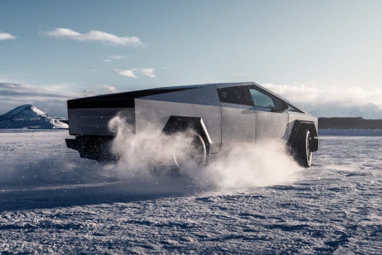 Permis Poids Lourd pour conduire le Tesla Cybertruck !-Big is Beautiful... certes mais pas pratique !