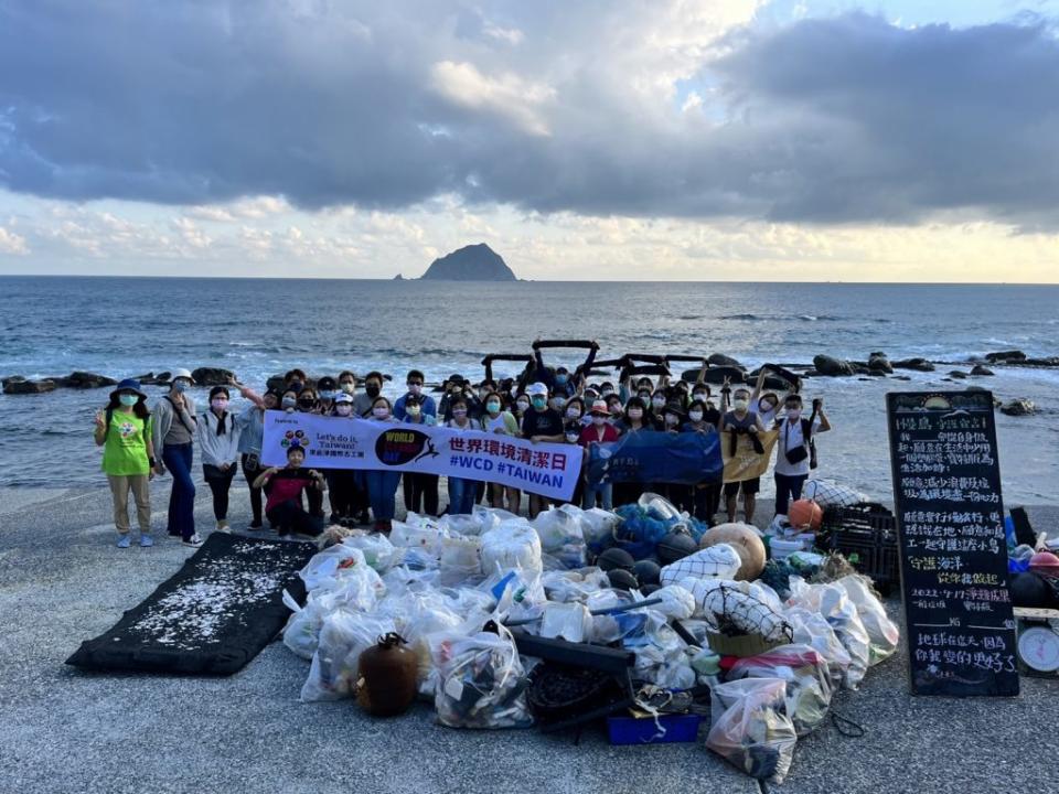 基隆和平島公園辦理「二０二二慢島秋晨．日出太秋」淨灘活動。（和平島公園提供）