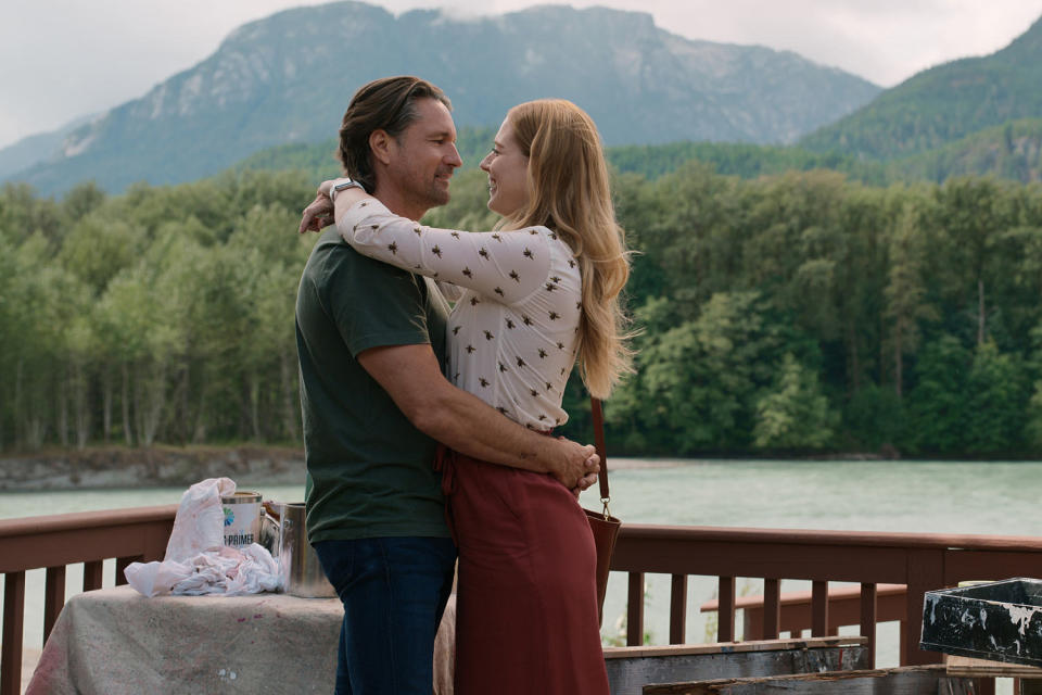 Martin Henderson and Alexandra Breckenridge in 