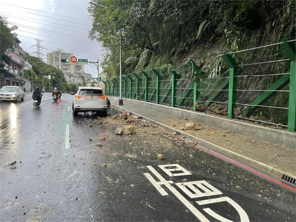 快新聞／康寧街旁山壁落石掉落砸中車輛 所幸無大概 外側車道暫封閉