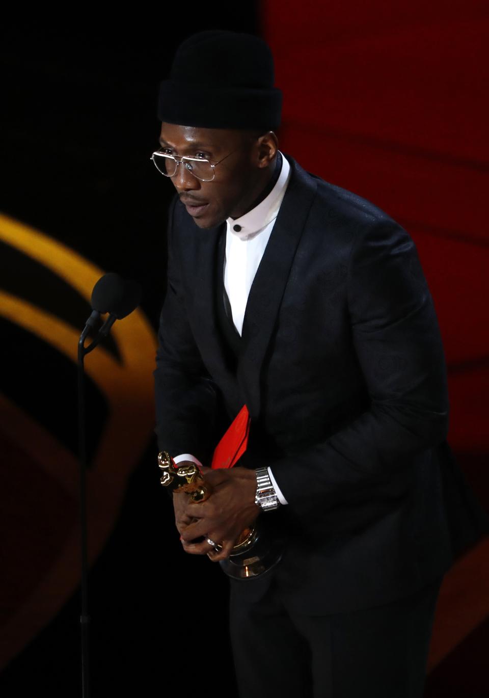 Mahershala Ali accepts the Best Supporting Actor Oscar for his role in <em>Green Book.</em> (Photo: Reuters/Mike Blake)