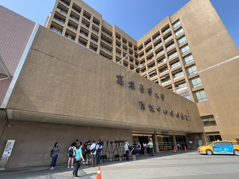 高醫接獲恐嚇信件要放危險物品 高雄醫學大學附設中和紀念醫院9日收到網路恐嚇 信，內容威脅要到醫院放危險物品，高醫立即報警， 並巡查全院公共區域、病房及重要設施；目前未發現 任何危險物品。 中央社記者林巧璉攝  113年5月9日 