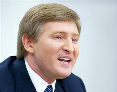 An eastern Ukrainian steel and coal magnate Rinat Akhmetov answers journalist's question during his news conference in Kiev, March 30, 2006. REUTERS/Ivan Chernichkin - RTR1BYDG