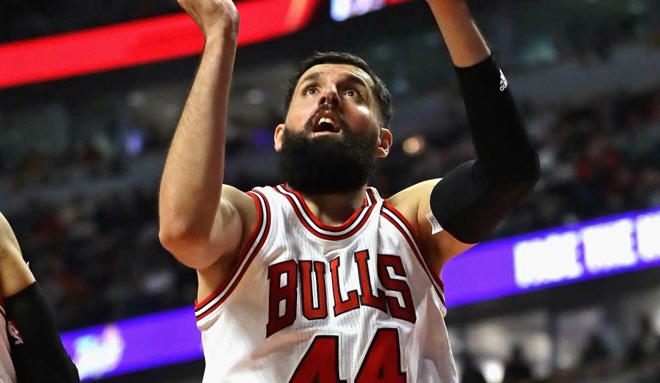 Nikola Mirotic shoots a layup.