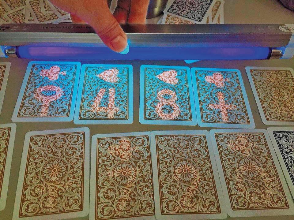 被做了記號的撲克牌，在紫光燈下現形。以這種手法詐賭，難怪外號賭神的QQ，幾乎每把贏錢。