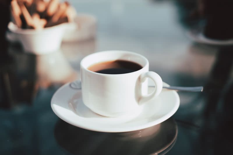 ▲每天喝咖啡要買咖啡機才划算嗎？許多網友認為，善用各種優惠，或者買濾掛咖啡、即溶咖啡回家自己沖泡最省。（示意圖／翻攝自Unsplash）