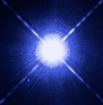 Esta imagen del telescopio espacial Hubble muestra Sirio A, la estrella más brillante de nuestro cielo nocturno, junto con su débil y diminuta compañera estelar, Sirio B. <a href="https://esahubble.org/images/heic0516a/" rel="nofollow noopener" target="_blank" data-ylk="slk:NASA/ESA/H. Bond (STScI) and M. Barstow (Univ. Leicester);elm:context_link;itc:0;sec:content-canvas" class="link ">NASA/ESA/H. Bond (STScI) and M. Barstow (Univ. Leicester)</a>, <a href="http://creativecommons.org/licenses/by/4.0/" rel="nofollow noopener" target="_blank" data-ylk="slk:CC BY;elm:context_link;itc:0;sec:content-canvas" class="link ">CC BY</a>