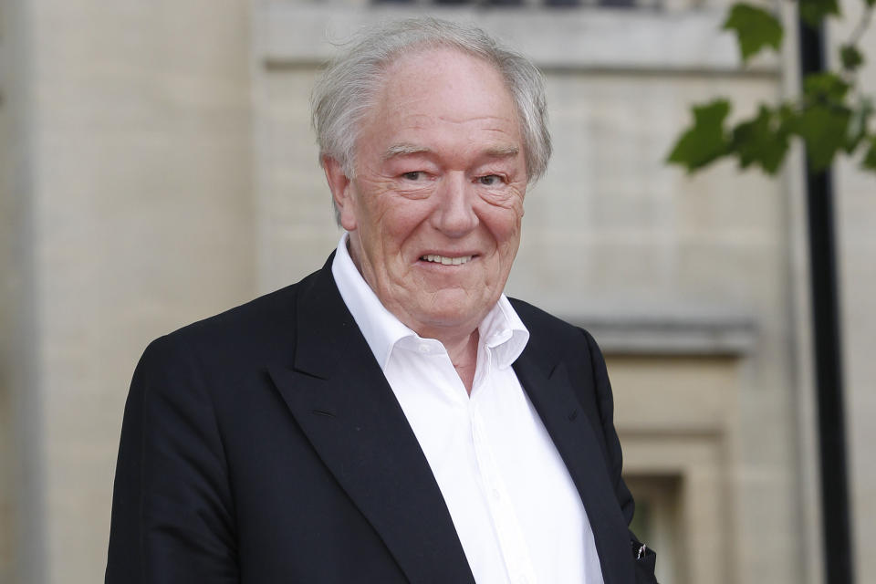 ARCHIVO - El actor británico Michael Gambon llega a Trafalgar Square, en el centro de Londres, para el estreno mundial de "Harry Potter and The Deathly Hallows: Part 2", la última película de la serie el 7 de julio de 2011. Gambon, que interpretó a Dumbledore en múltiples películas de Harry Potter, murió a los 82 años, dijo su publicista. (Foto AP/Joel Ryan, archivo)