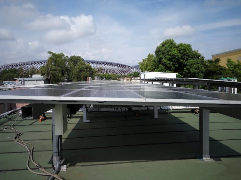 太陽能板可發電又隔熱 。（財團法人台灣綠色生產力基金會提供）