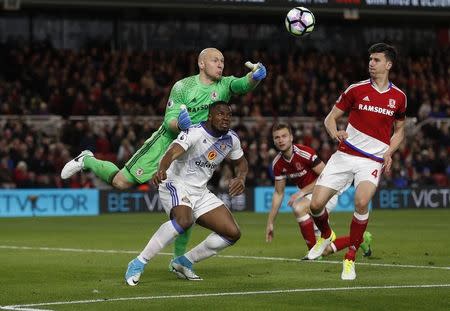Britain Soccer Football - Middlesbrough v Sunderland - Premier League - The Riverside Stadium - 26/4/17 Middlesbrough's Brad Guzan in action with Sunderland's Victor Anichebe Action Images via Reuters / Lee Smith Livepic