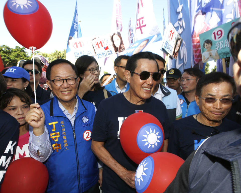 丁守中（左）希望借助馬英九（右）當年的「馬市長」魅力，拉回藍營選票。攝影／郭晉瑋