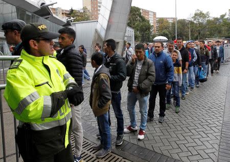 People wait in line to enter an electoral voting center during a referendum on a peace deal between the government and Revolutionary Armed Forces of Colombia (FARC) rebels, in Bogota, Colombia, October 2, 2016. REUTERS/Felipe Caicedo