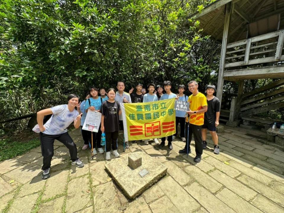 佳興國中舉辦大凍山登山健行體驗探索教育，讓學生感受自然之美。（記者盧萍珊攝）