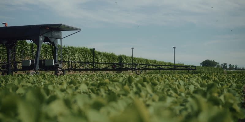 FOTO DE ARCHIVO. Un robot agrícola de Solinftec trabaja en el campo en Aracatuba, Brasil