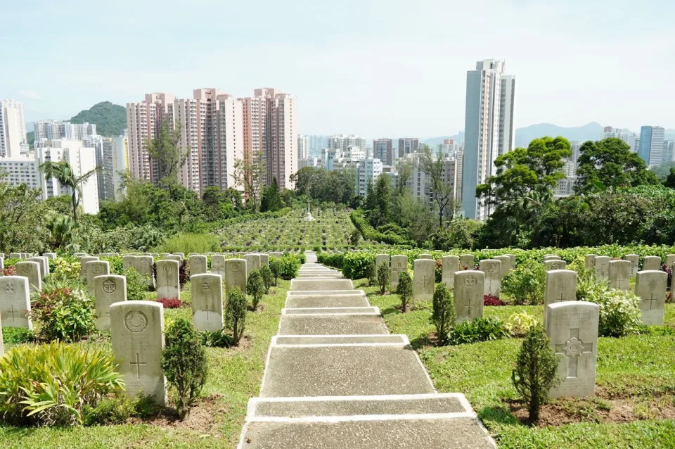 逾1500個墓碑矗立於西灣國殤紀念墳場。
