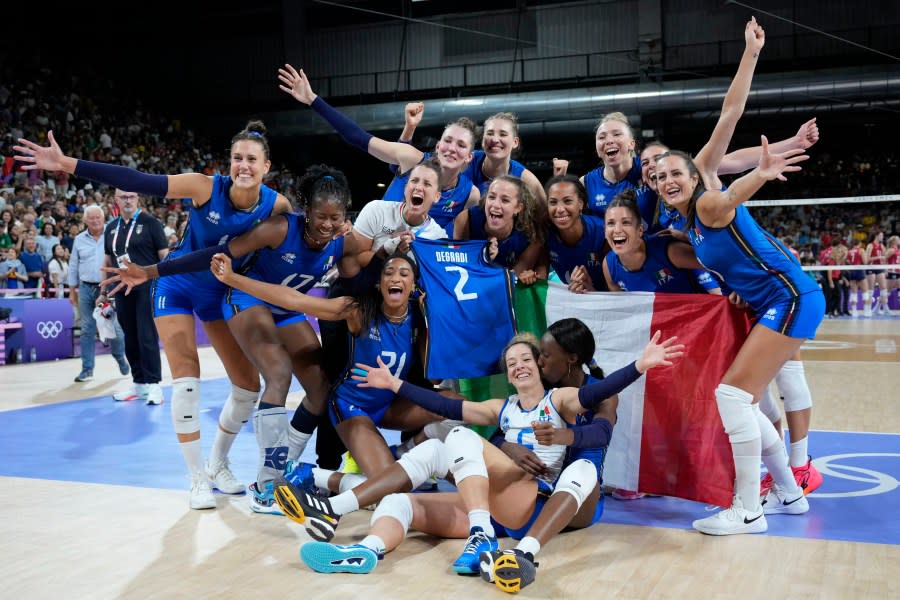 I giocatori italiani festeggiano dopo aver vinto la medaglia d'oro nella partita di pallavolo femminile tra Stati Uniti e Italia alle Olimpiadi estive del 2024, domenica 11 agosto 2024 a Parigi, Francia. (AP Photo/Alessandra Tarantino)