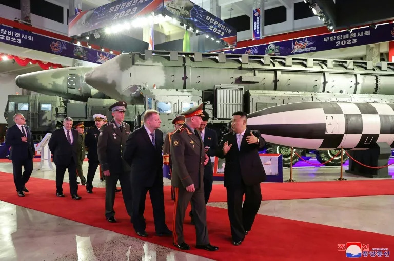 김정은(오른쪽) 국방장관이 세르게이 쇼이구(Sergei Shoigu) 장관은 북한 국방장관과 함께 북한 세균전시회를 참관했다.