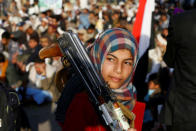 Ein Mädchen trägt bei einer Kundgebung der schiitischen Huthi-Bewegung eine Waffe durch die Menge. Die Anhänger der Bewegung haben dem getöteten Imam Zaid bin Ali in Sanaa gedacht. (Foto: Khaled Abdullah/Reuters)