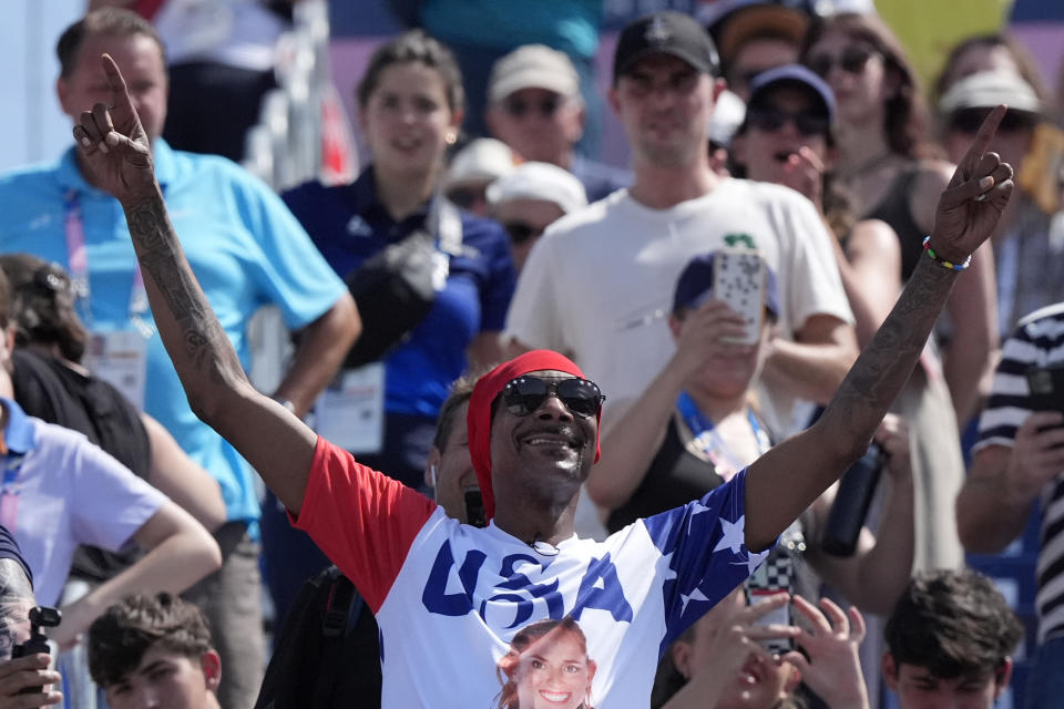 El artista estadounidense Snoop Dogg asiste a un partido de voleibol de playa femenino entre Estados Unidos y Francia en los Juegos Olímpicos de Verano de 2024, el miércoles 31 de julio de 2024, en París, Francia. (AP Photo/Robert F. Bukaty)