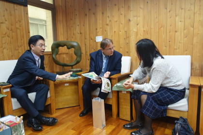 林華慶局長與代表博塔文夫婦會談繪本翻譯。(林務局提供)