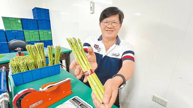 台南市將軍區農會推動「紅將軍」綠蘆筍品牌，正值綠蘆筍產季，區農會總幹事林彥良歡迎民眾選購、品嘗。（張毓翎攝）