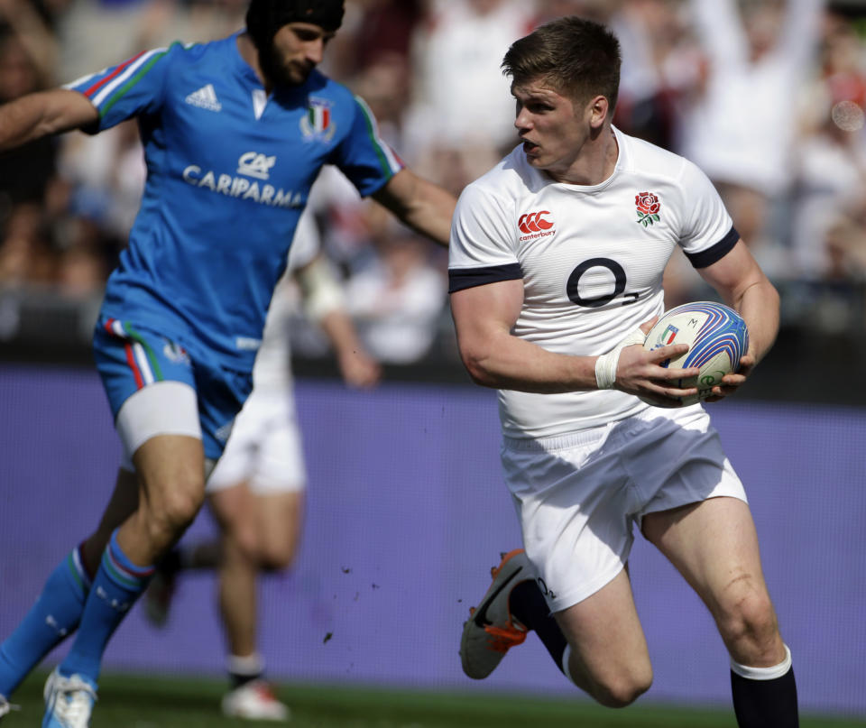 England's Owen Farrell, right, runs to score a try during the Six Nations Rugby Union match between Italy and England at Rome's Olympic stadium, Saturday, March 15, 2014. (AP Photo/Gregorio Borgia)