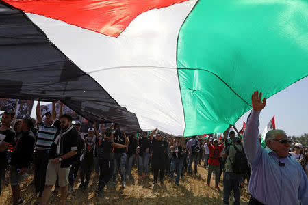 Israeli Arabs take part in a rally calling for the right of return for refugees who fled their homes during the 1948 Arab-Israeli War, near Atlit, Israel April 19, 2018. REUTERS/Ammar Awad