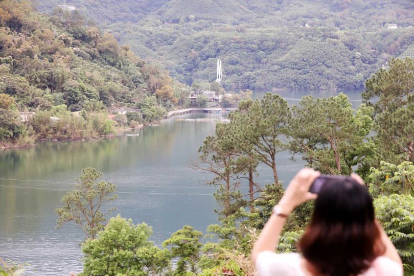 花徑尾端可眺望石門水庫上游與薑母島等景致。（圖／趙文彬攝）