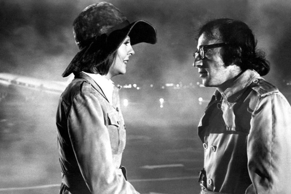 <span class="caption">Escena de 'Sueños de un seductor', de Woody Allen, que homenajea a 'Casablanca'. </span> <span class="attribution"><a class="link " href="https://www.rottentomatoes.com/m/play_it_again_sam" rel="nofollow noopener" target="_blank" data-ylk="slk:Rotten Tomatoes;elm:context_link;itc:0;sec:content-canvas">Rotten Tomatoes</a></span>