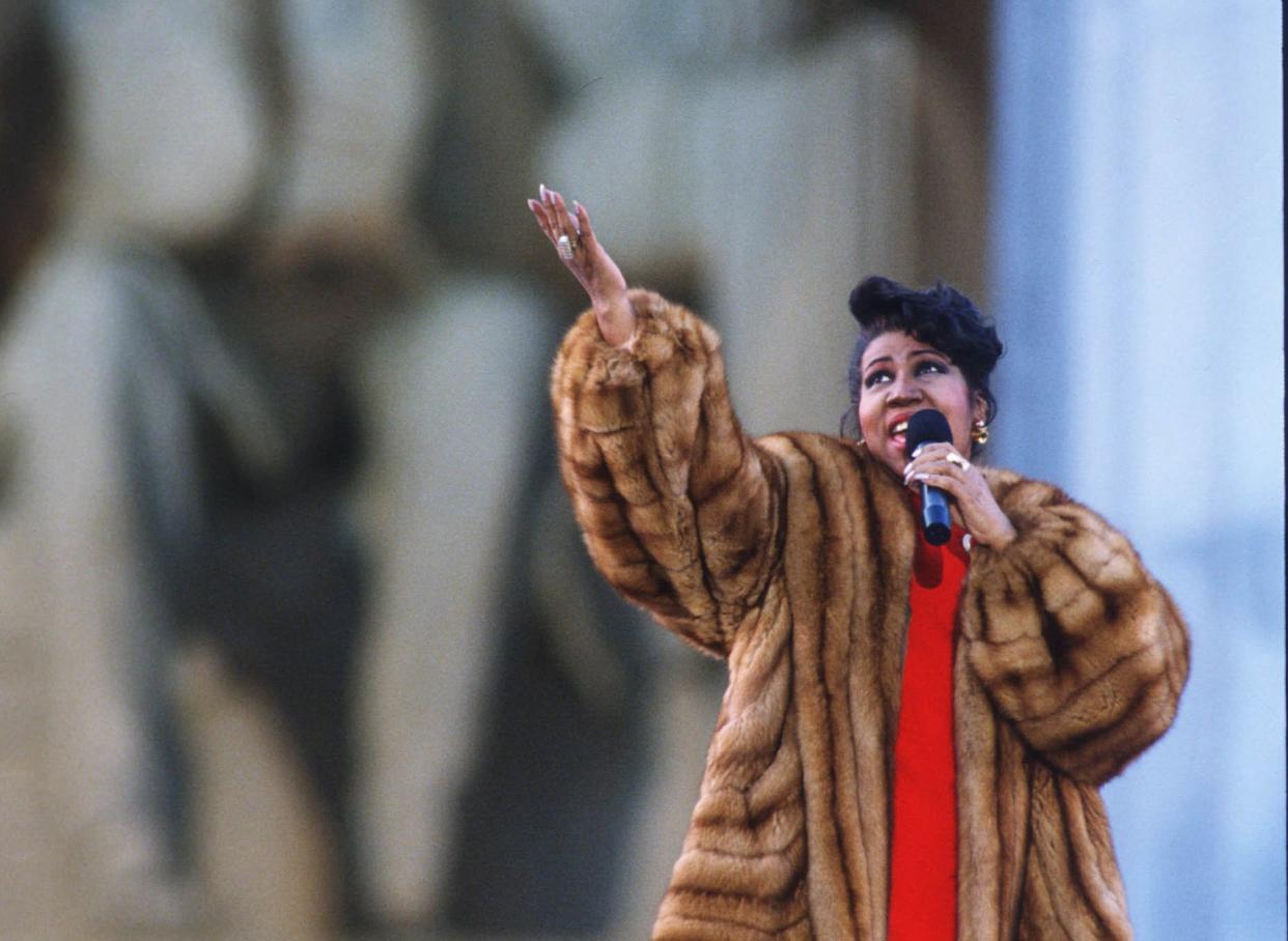 Aretha Franklin sings in front of the Lincoln Memorial on Jan. 17, 1993, days before President Bill Clinton's inauguration. (Photo: Cynthia Johnson via Getty Images)