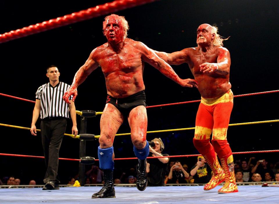 Noch 2009 trat Ric Flair (zweiter von links) im Ring gegen seinen Kontrahenten Hulk Hogan (rechts) an. (Bild: 2009 Getty Images/Mark Dadswell)