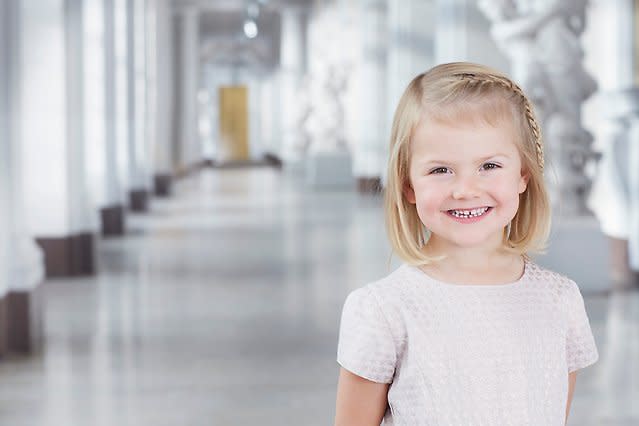 Lange Zeit standen Brüderchen Oscar und sein erstes Foto im Fokus der Medien. Doch nun veröffentlichte das schwedische Königshaus ein neues Bild von Estelle mit neuem Look: Statt Schleife trägt sie Bob und Flechtfrisur. Das Bild entstand im Rahmen eines Fotoshootings für ein neues Set von Sonderbriefmarken zu Ehren von König Carl Gustaf, der im April 70 Jahre alt wird. 