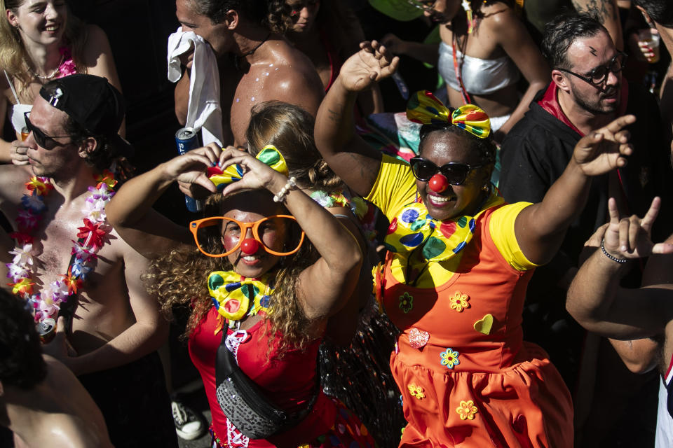 Personas disfrazadas de payasos bailan durante la fiesta callejera de las Carmelitas el viernes 9 de febrero de 2024, el primer día del Carnaval en Río de Janeiro, Brasil. (AP Foto/Bruna Prado)