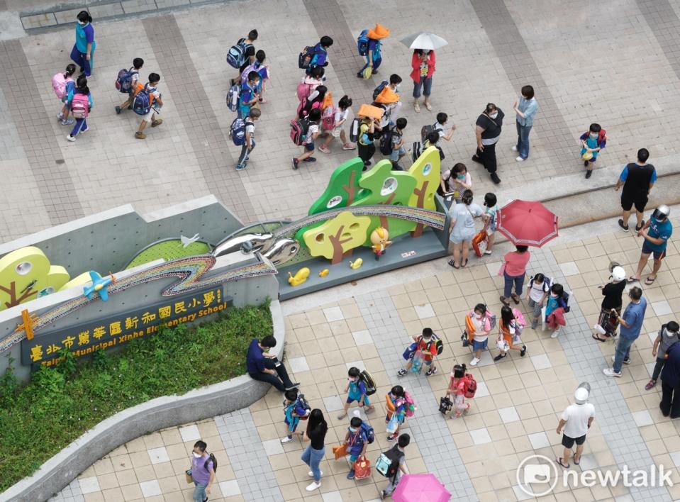 台北市、新北市今天宣布，高中職以下學校自18日起停課到28日，家長可請防疫照顧假。（圖為北市萬華區新和國小一二年級中午放學情形）   圖：張良一/攝