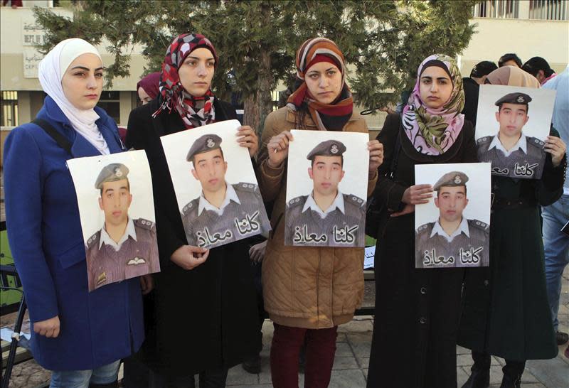 Anwwar Trawneh (3i), la mujer del piloto Muaz Kasasbeh ejecutado por el Estado Islámico. EFE