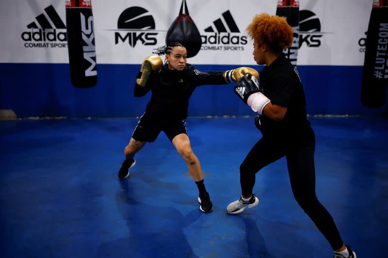 La boxeadora brasileña Beatriz Ferreira boxea durante su última sesión de entrenamiento en el centro de entrenamiento de la Federación Brasileña de Boxeo antes de viajar a Europa, de cara a los Juegos Olímpicos de París 2024, en Sao Paulo, Brasil