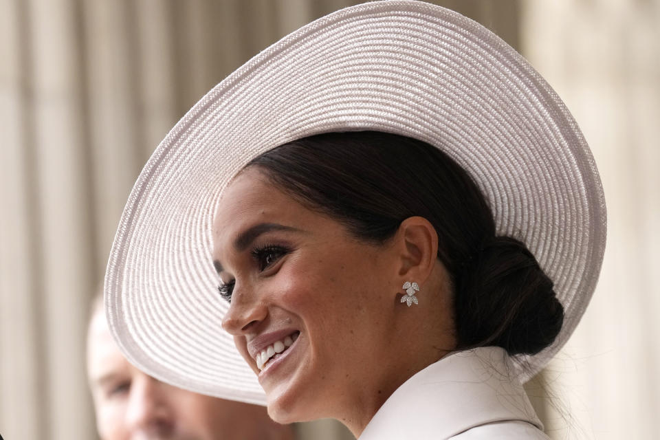 Meghan Markle, duquesa de Sussex, se despide después del servicio de Acción de Gracias por el reina de la Isabel II en la Catedral de San Paul, en Londres. (Photo by Matt Dunham - WPA Pool/Getty Images)