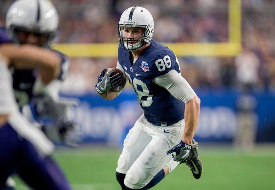 Penn State tight end Mike Gesicki runs after making a catch during the 2017 Fiesta Bowl on Saturday, December 30, 2017 at University of Phoenix Stadium.