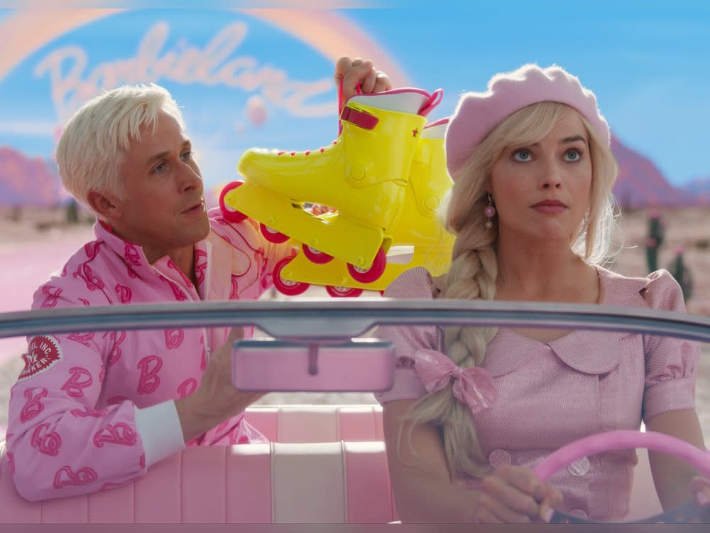 Die Rollschuhe sind immer dabei: Margot Robbie und Ryan Gosling sind in "Barbie" bestens ausgestattet. (Bild: Warner Bros. Entertainment Inc.)