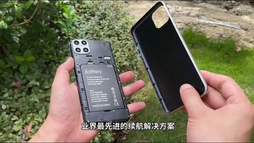 這款山寨iPhone，竟然是採取可交換式的電池設計。（圖／翻攝自小白開箱YouTube）