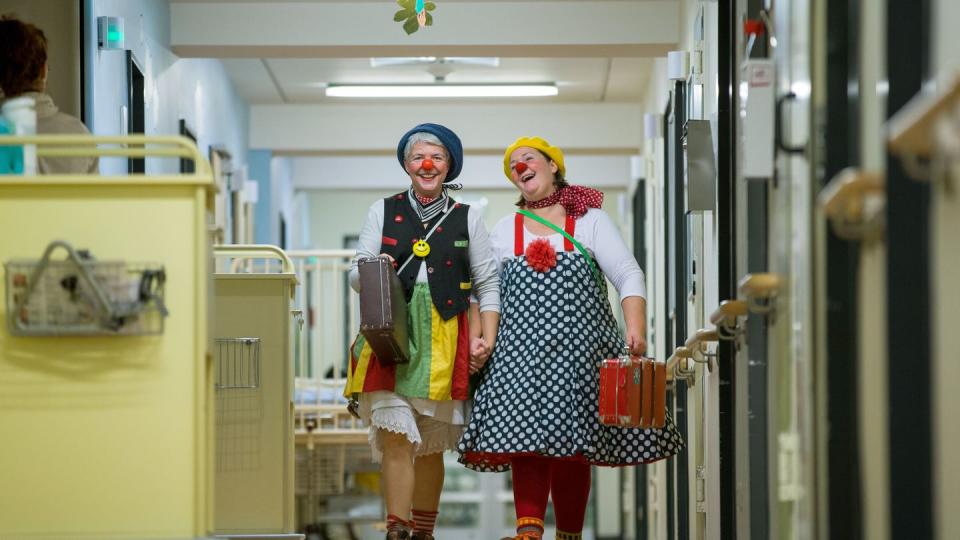 Gute Laune auf den Krankenstationen zu verbreiten ist die Aufgabe von Klinik Clowns. (Bild: Jens Büttner/dpa-Zentralbild/dpa-tmn)