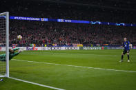 Atletico Madrid's goalkeeper Jan Oblak, left, saves a penalty by Inter Milan's Davy Klaassen during a penalty shootout during the Champions League, round of 16, second leg soccer match between Atletico Madrid and Inter Milan at the Metropolitano stadium in Madrid, Spain, Wednesday, March 13, 2024. Atletico Madrid won 3-2 in a penalty shootout. (AP Photo/Manu Fernandez)