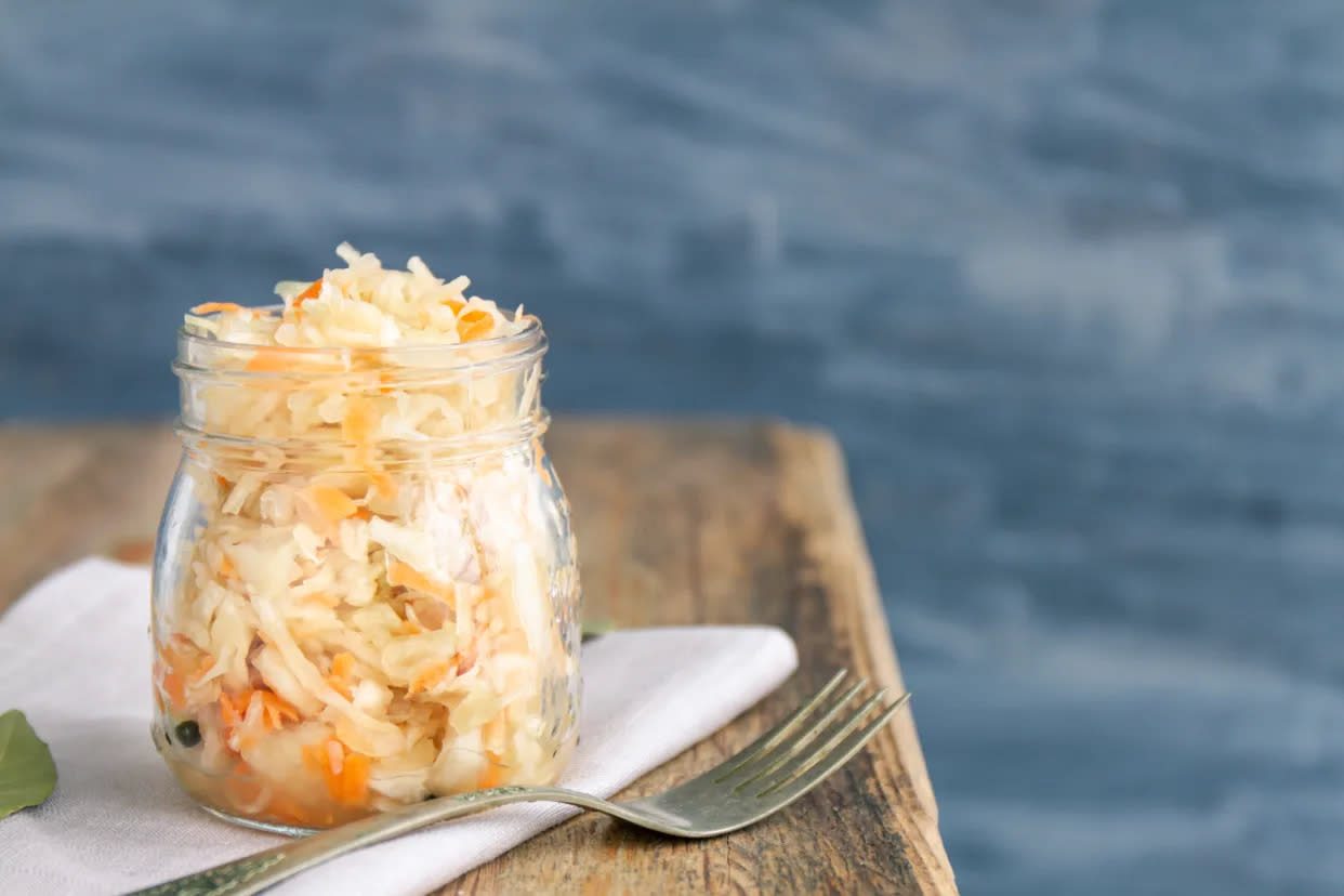 Sauerkraut ist fermentierter Kohl, der mit Milchsäurebakterien angereichert ist und viele Ballaststoffe enthält. (Getty Images)
