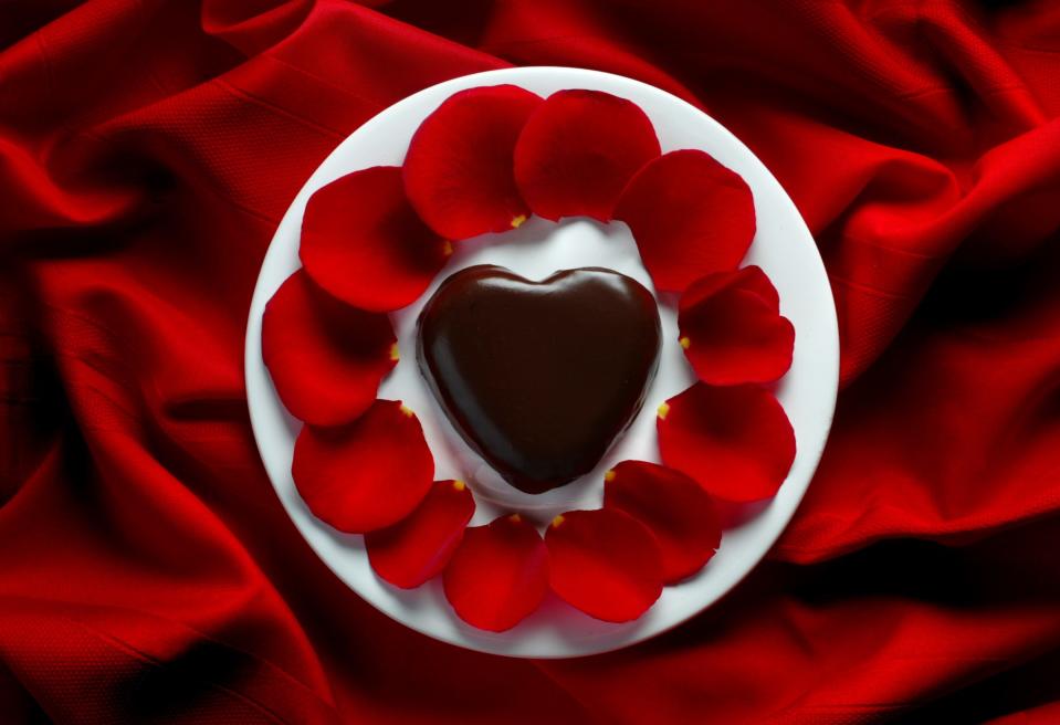 (HEART11 DAVIS SQUILLANTE 1/5/04) Dispatch photo by Fred Squillante. Valentine's Day menu. Double Chocolate Valentine Cake .