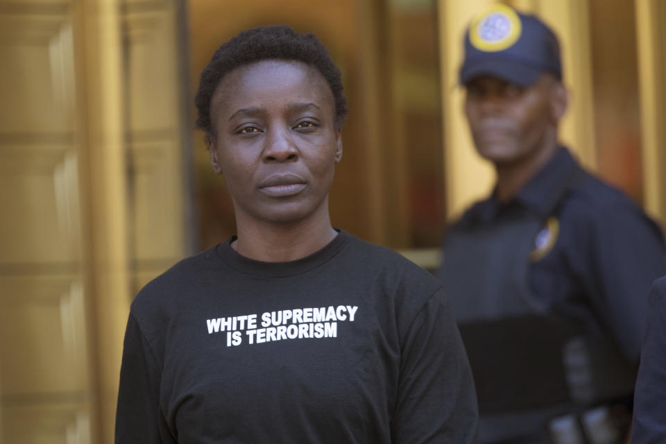 Therese Okoumou a su salida de la corte con una camiseta en la que se puede leer el mensaje “La supremacía blanca es terrorismo”. (AP Photo/Mary Altaffer)