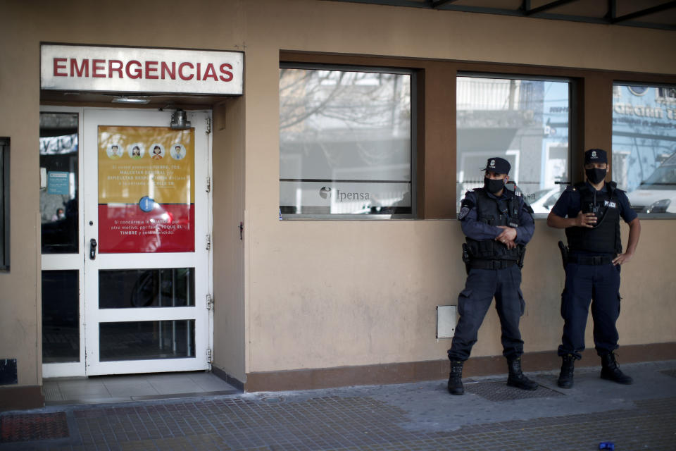 Policías custodian la entrada de la clínica donde el retirado futbolista Diego Maradona se encuentra hospitalizado en La Plata, Argentina, el martes 3 de noviembre de 2020. (AP Foto/Natacha Pisarenko)