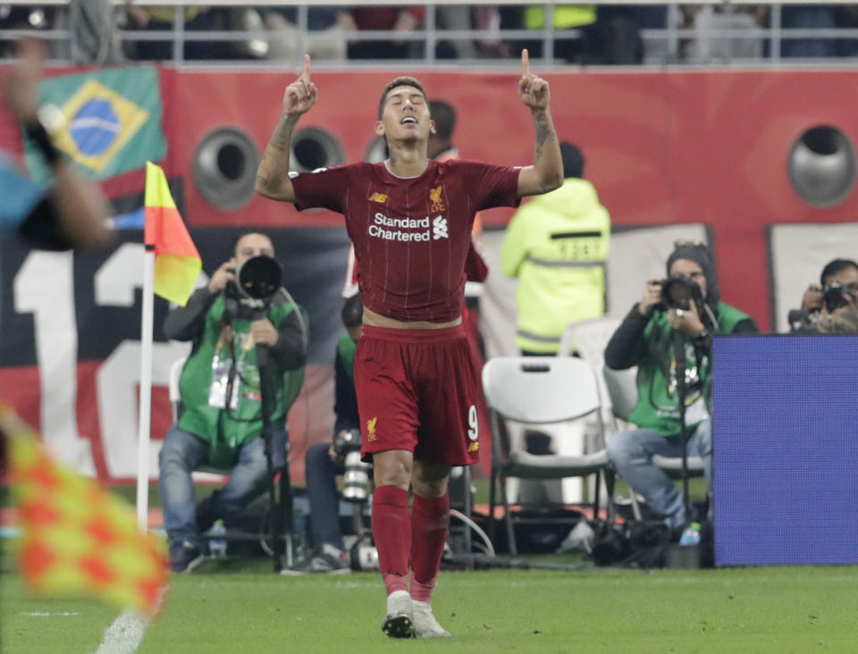 El jugador brasileño del Liverpool Roberto Firmino celebra tras anotar el gol de la victoria del cuadro en la final del Mundial de Clubes contra el Flamengo, en Doha, Qatar, el sábado 21 de diciembre de 2019. (AP Foto/Hassan Ammar)