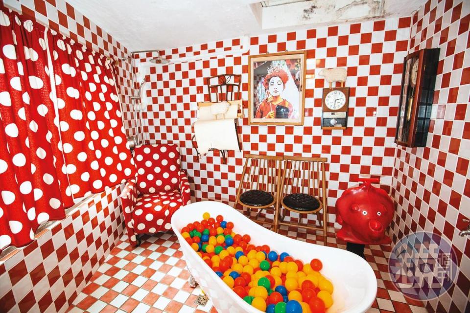 紅白相間的空間，擺放著球池浴缸，是網美最愛打卡點。