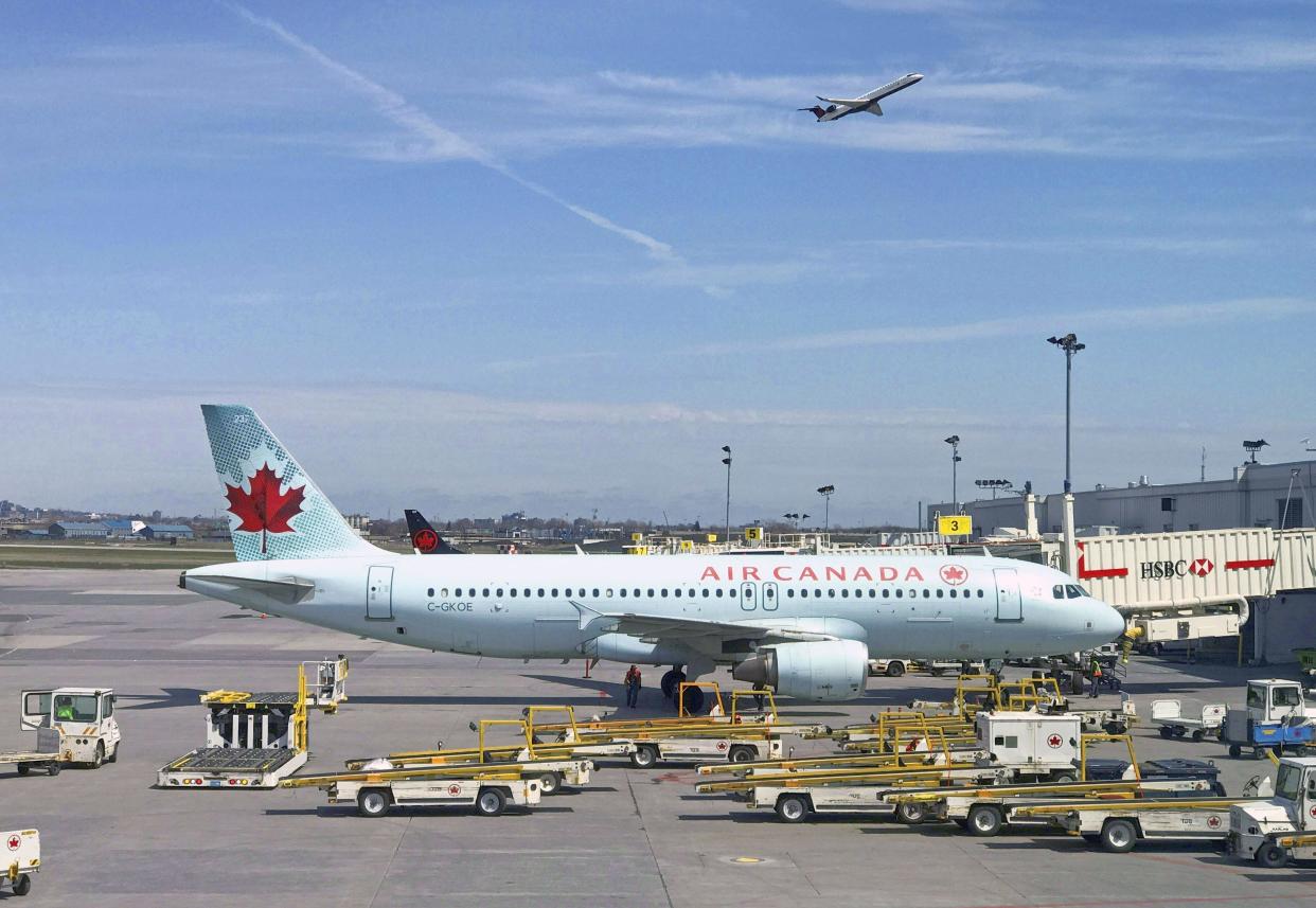 Sur cette photo d'archive prise le 1er mai 2018, un avion d'Air Canada est assis sur le tarmac de l'aéroport Trudeau, près de Montréal, au Canada.