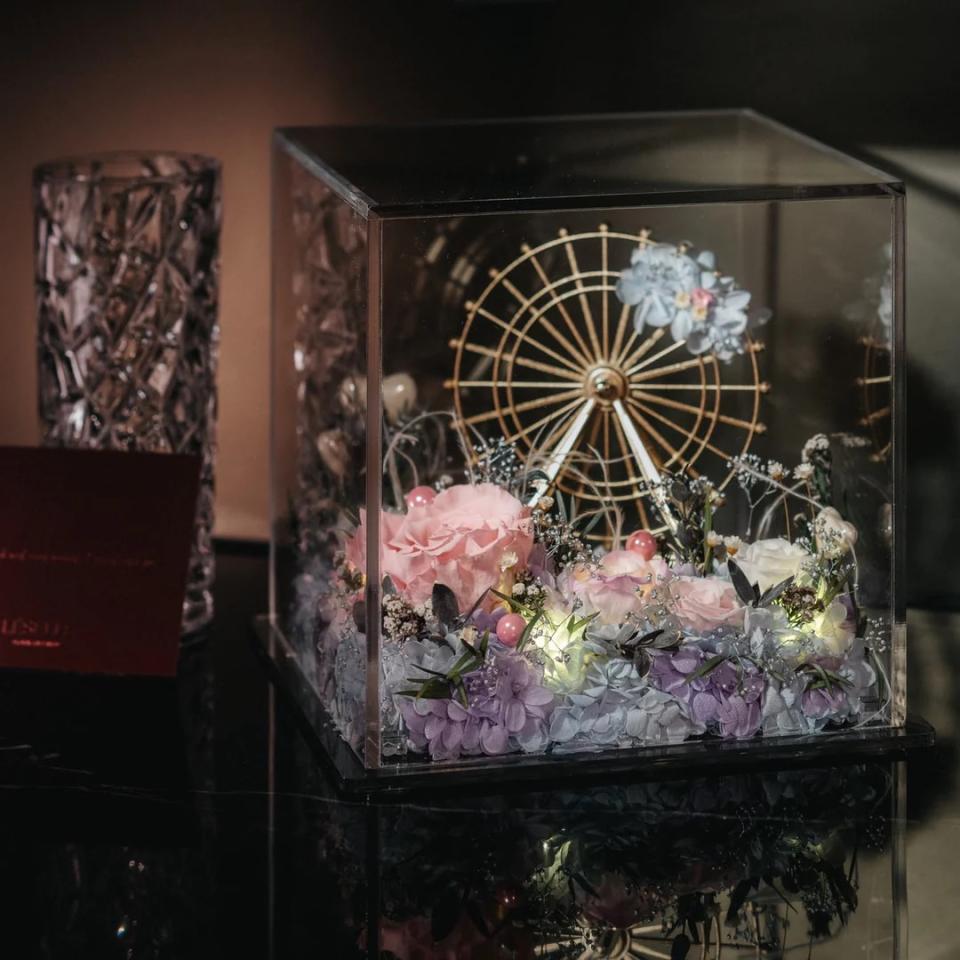 摩天輪擺設配合粉色系列的永生花，充滿夢幻色彩。$1,599/ Leselle